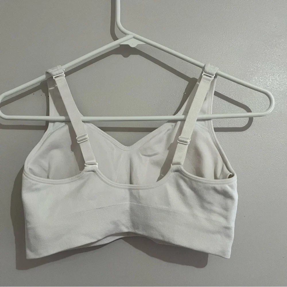 XS women’s Puma White Sports Bra Medium Support Moisture-Wicking pull on